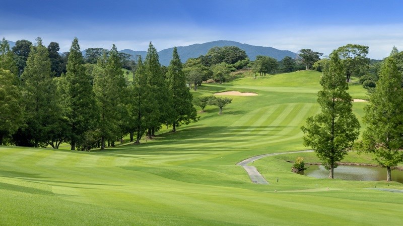 這座高爾夫球場於1969年成立，擁有36洞，分為兩個18洞的球場：七曲球場和中山球場，以其起伏的地形和寬闊的球道而聞名，讓球友在打球時能夠享受到挑戰與樂趣。這裡經常舉辦各類高爾夫賽事，其中包括自1980年起舉辦的「養樂多女子賽」。